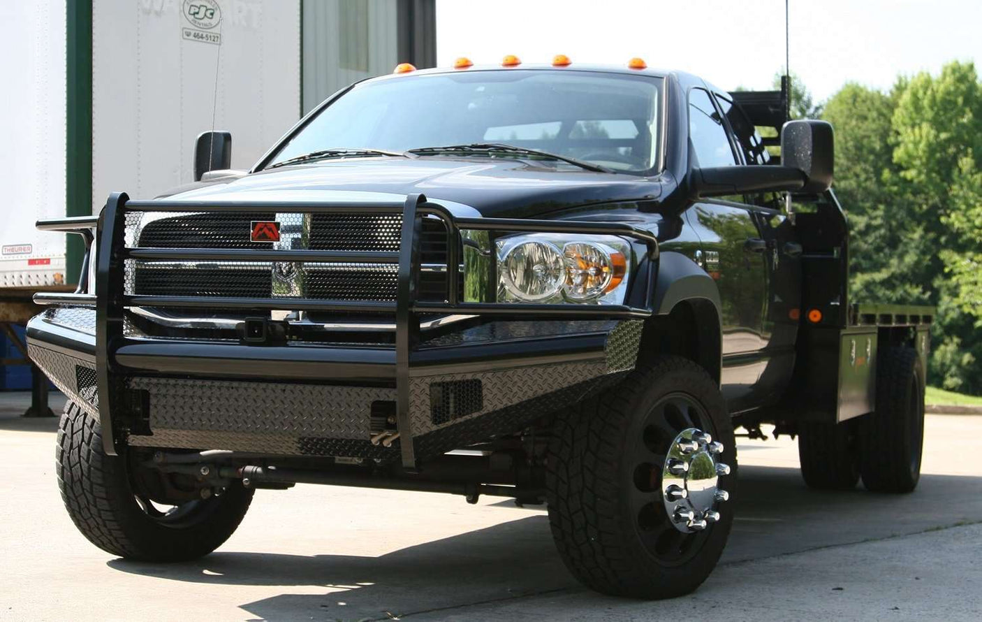 Fab Fours DR06-S1160-1 Dodge Ram 2500/3500/4500/5500 HD 2006-2009 Black Steel Front Bumper Full Guard-BumperStock