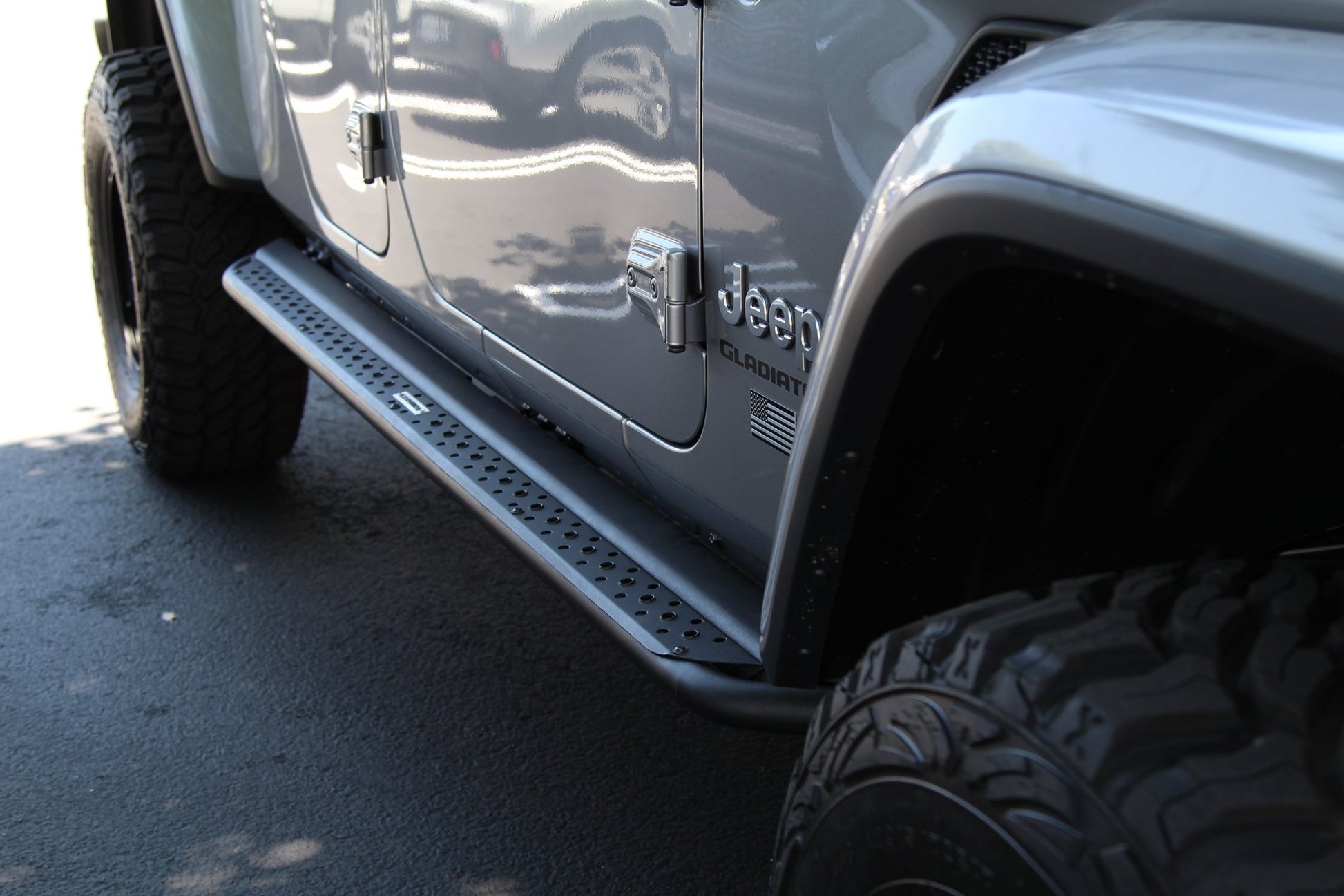 Go Rhino DSS4516T 2020 - 2024 Jeep Gladiator JT Dominator Series Xtreme DSS Side Steps with Rocker Panel Mounting Bracket Kit - Rugged Truck Gear