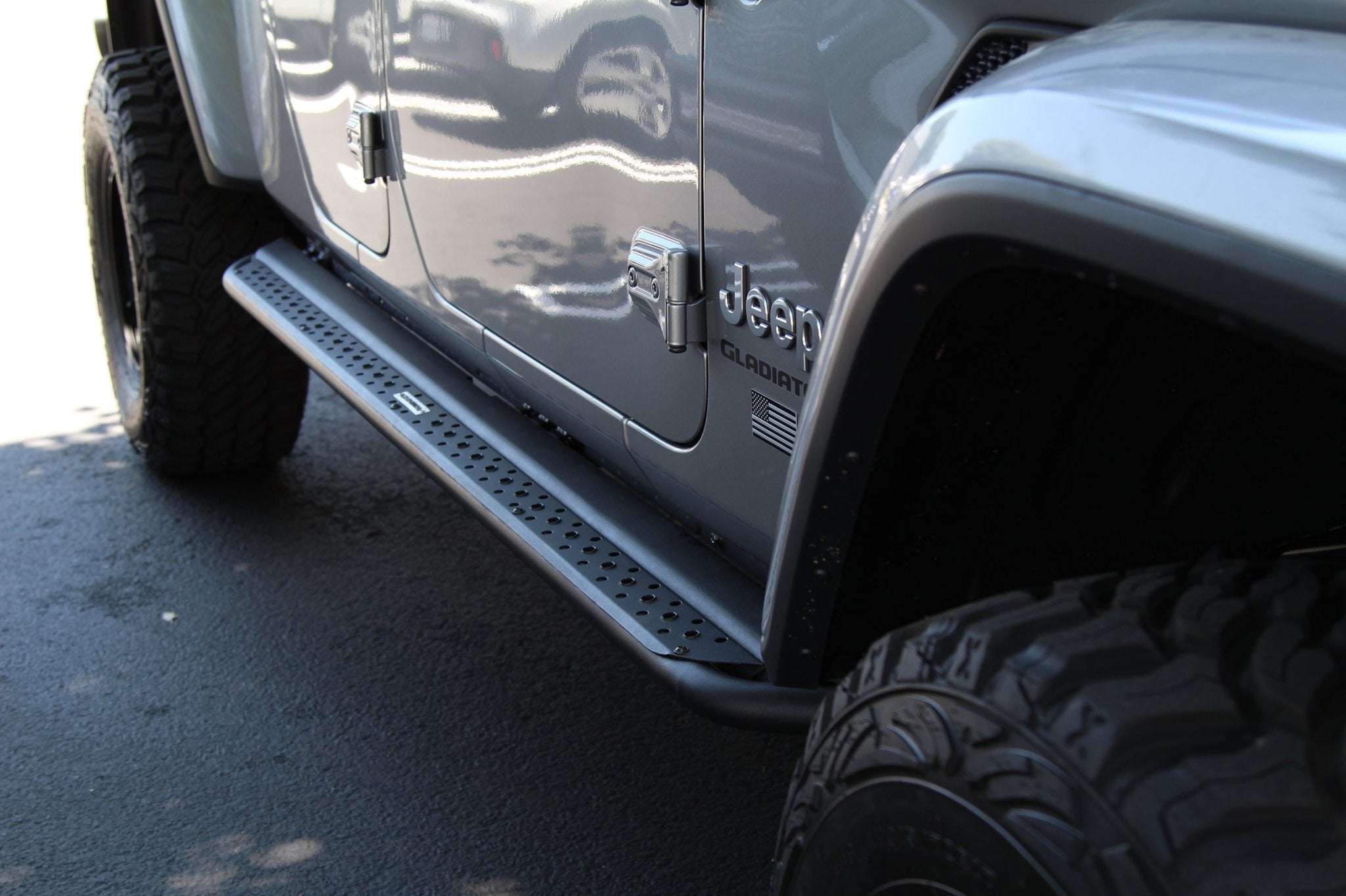 Go Rhino DSS4516T 2020 - 2024 Jeep Gladiator JT Dominator Series Xtreme DSS Side Steps with Rocker Panel Mounting Bracket Kit - Rugged Truck Gear